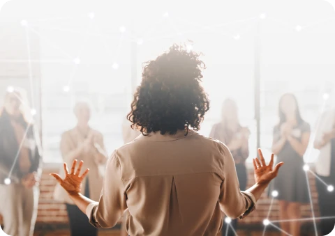 Gestora estratégica em ambiente corporativo moderno analisando relatórios de retenção de talentos e governança humana.